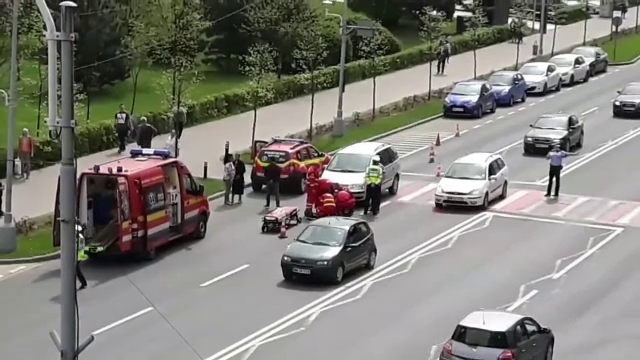 Un şofer a lovit cu maşina chiar pe trecere un pieton în Baia Mare