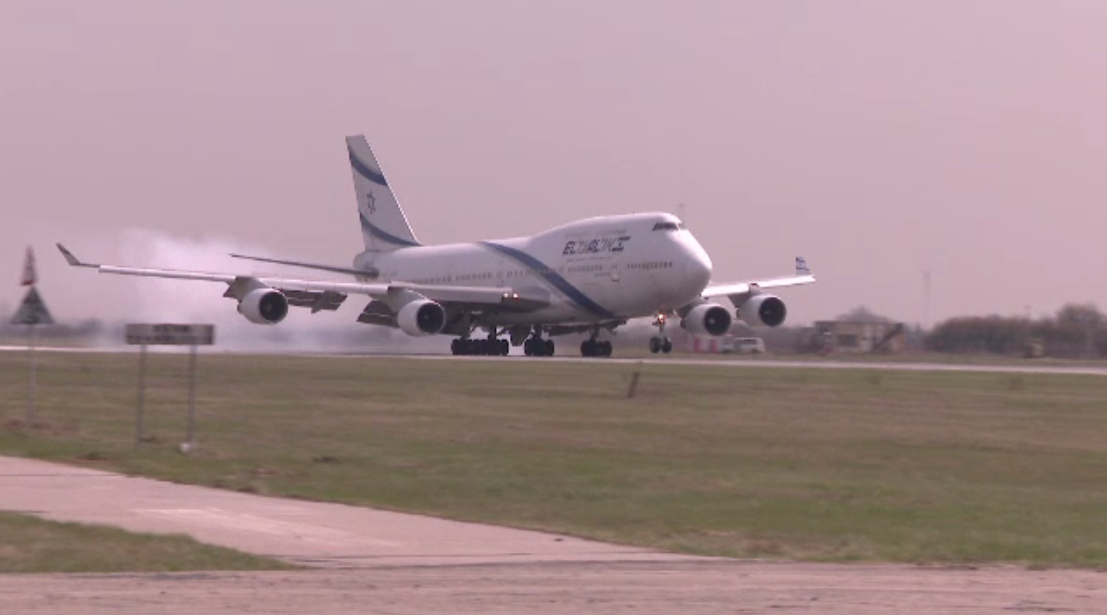 Aterizare de urgenţă pe Otopeni. Pasageră cu probleme cardiace dusă la spital