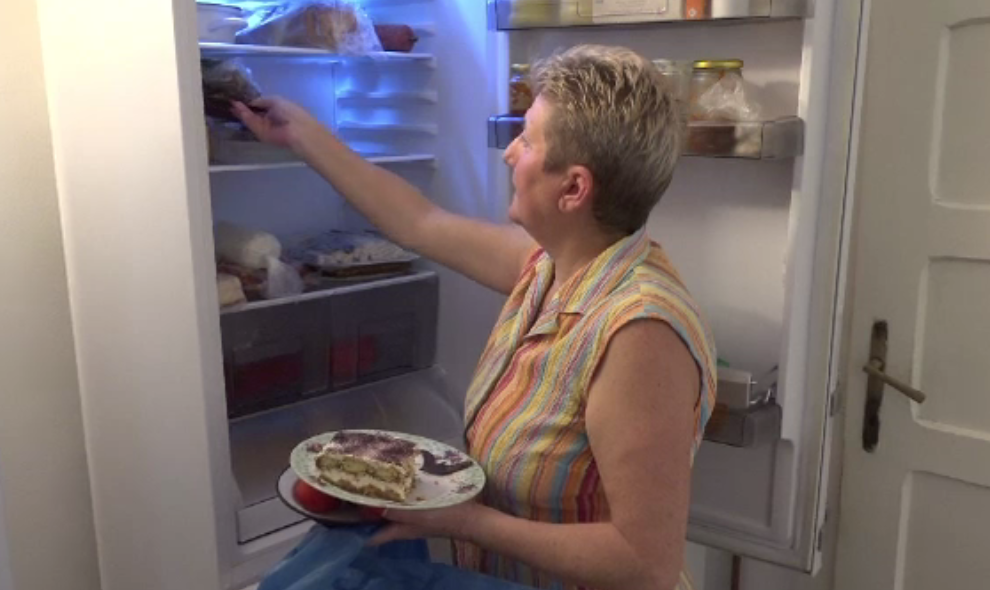 Românii pierd bani din cauza alimentelor pe care le aruncă. Suma cheltuită de o femeie pentru masa de Paște