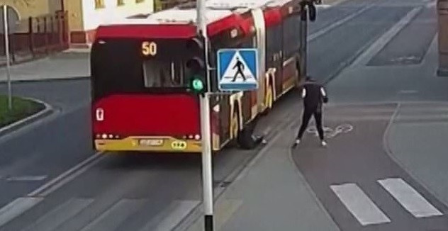 O glumă între adolescenți pe stradă se putea transforma într-un accident mortal. VIDEO