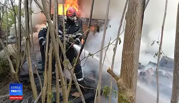 Incendiu la un depozit de mobilă din Capitală. Suprafață de 400 mp, afectată