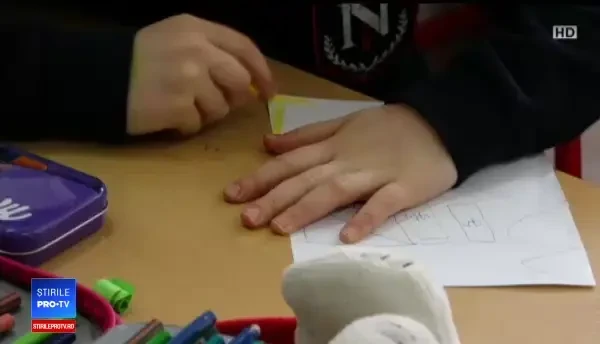 Scuza educatoarei din Gorj care a umilit un copil în clasă, după ce i-a scris pe frunte cu pixul