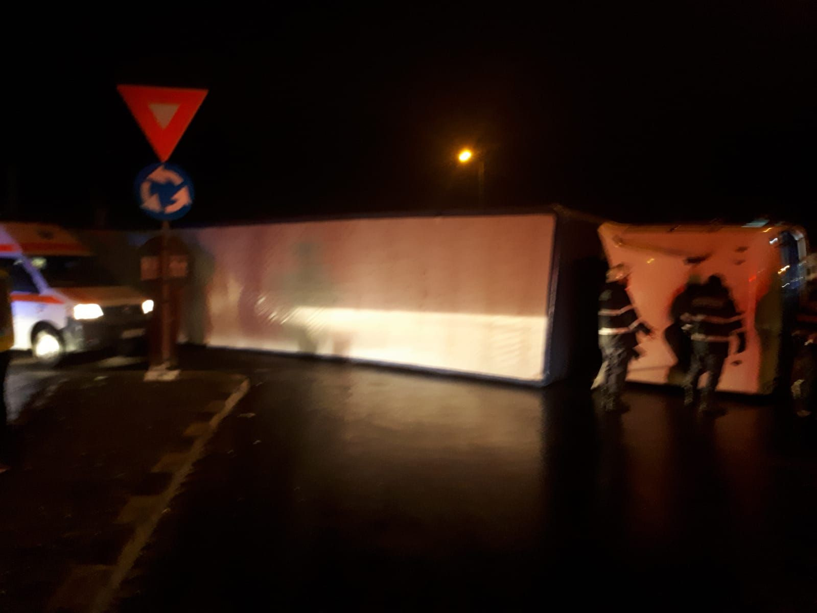 TIR răsturnat în giratoriul de la Mogoşoaia. Şoferul este rănit