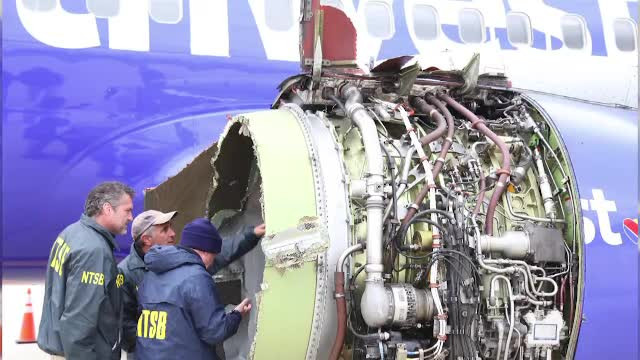 1 mort şi 7 răniţi, după ce motorul unui avion a explodat în zbor, la 10.000 metri