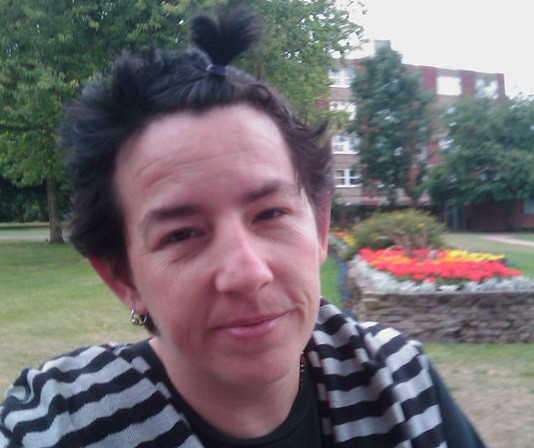 O bunică din Marea Britanie a atacat cu arbaleta un bărbat care a dat buzna peste ea, în casă