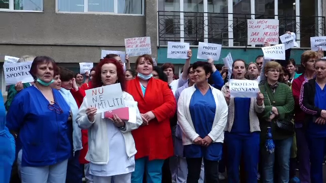 Zeci de angajați din Sănătate au protestat, miercuri, revoltaţi de scăderea salariilor