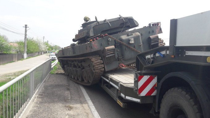 Un tanc militar a alunecat de pe platforma, pe un drum national. Reactia soldatilor