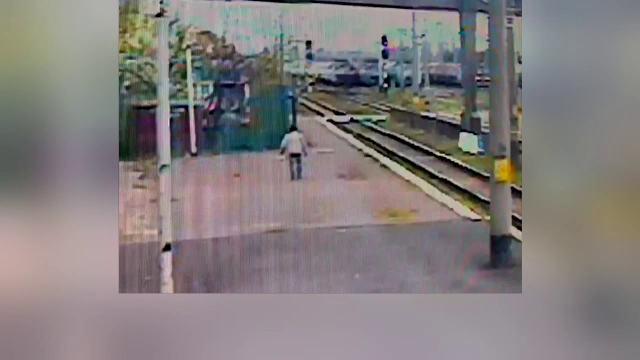 Un bărbat din Bacău, la un pas de moarte, după ce s-a prăbușit pe calea ferată