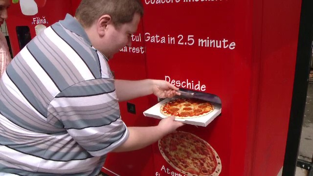 Românii își pot cumpăra pizza, salam sau mici de la automate: „Mi se pare practic”