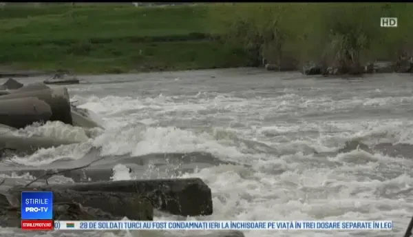 Cadavrul unui bărbat a fost găsit în râul Mureș. Ar fi murit în condiții suspecte