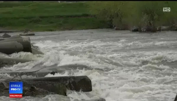 Trupul unui bătrân, găsit în râul Mureș. Polițiștii încearcă să descopere dacă a fost ucis