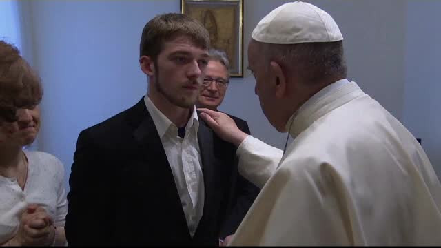 Părinţii bebeluşului condamnat la moarte de instanţele din Anglia cer ajutorul Papei