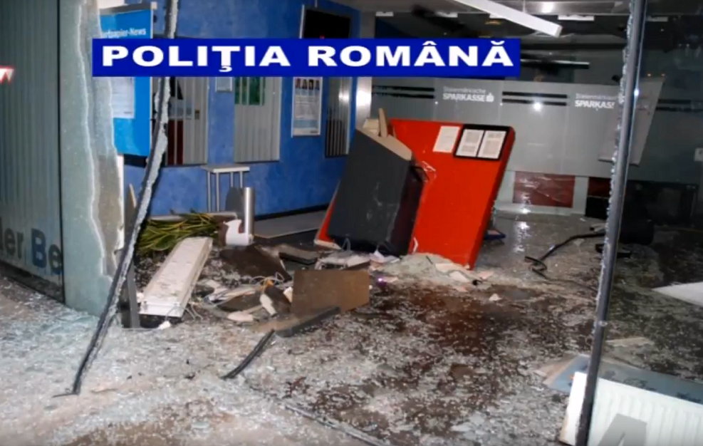 Poliţia a descoperit o reţea de români care jefuiau bancomate în Austria aruncându-le în aer