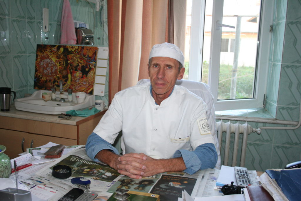 Un medic din Vrancea şi-a împărţit salariul cu infirmierele. ”Statul a luat de la necăjiți”