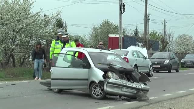 Accident grav în Neamț, provocat de o minoră care conducea, legal, un motociclu