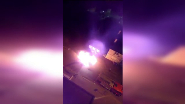 O mașină a luat foc imediat după ce a fost parcată de proprietar. Ipoteza pompierilor