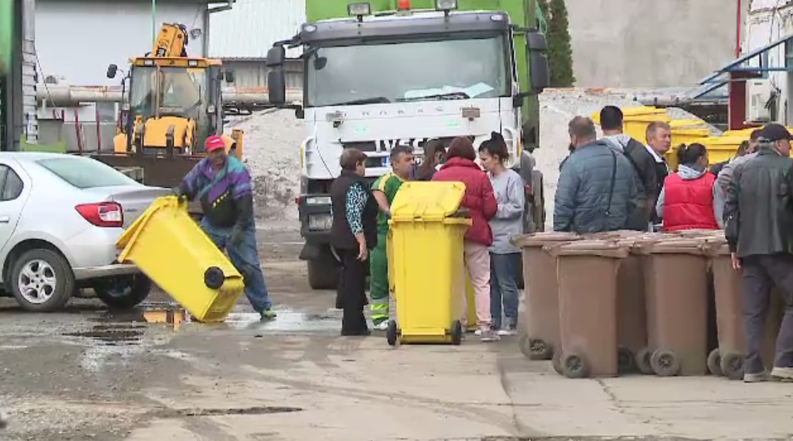 Arădenii, puși să-și ridice singuri pubelele de gunoi de la firma de salubritate