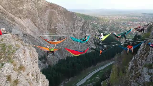 Imagini spectaculoase în România. În hamace la înălțime, deasupra stâncilor