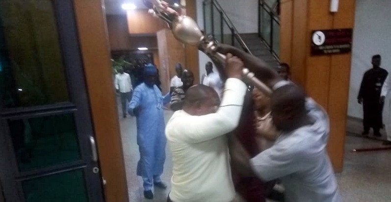 Momentul în care bastonul de ceremonii din plenul Parlamentului nigerian este furat. VIDEO