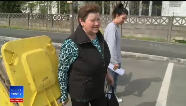 Arădenii, puși să-și ridice singuri pubelele de gunoi de la firma de salubritate