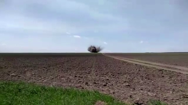 Bombă din Al Doilea Război Mondial, detonată pe câmp, în Galați. Descoperirea a fost făcută de un sătean