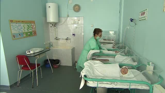 Anchetă la un spital din Arad, după ce o tânără de 13 ani a născut un copil în stare de descompunere