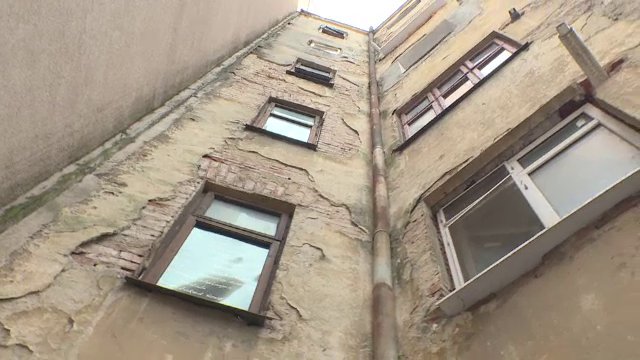 Locatari mutați de primărie pentru consolidarea locuințelor, fără să fie anunțați. ”Nu ştiam. Ne mută?”