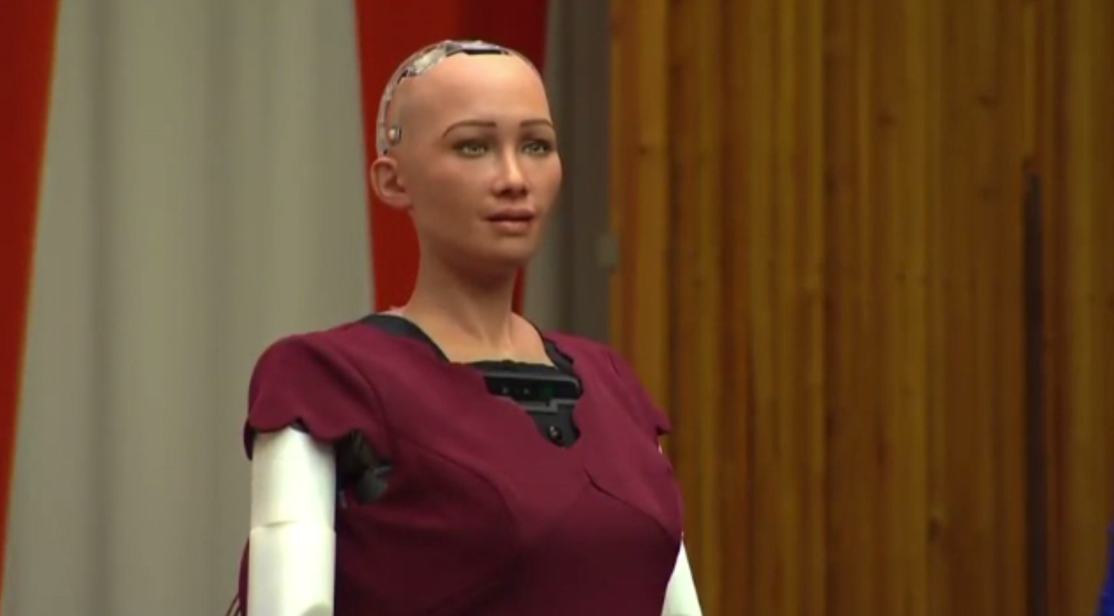 Robotul Sophia, așteptat la București de 3000 de oameni. Biletele, vândute integral