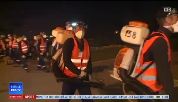 Zeci de muncitori au împrăștiat substanțe împotriva țânțarilor, în Capitală