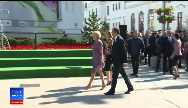 Viorica Dăncilă, la Simfonia lalelelor. Fetiță de 3 ani, pusă să facă acrobații