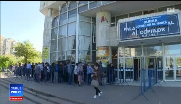Aglomerație la un târg de joburi pentru ștampila de șomaj. Foști deținuți, cei mai interesați de un loc de muncă