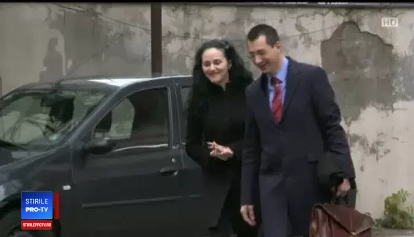 Alina Bica învață de la prietena sa, Elena Udrea. Și ea susține că e refugiat în Costa Rica