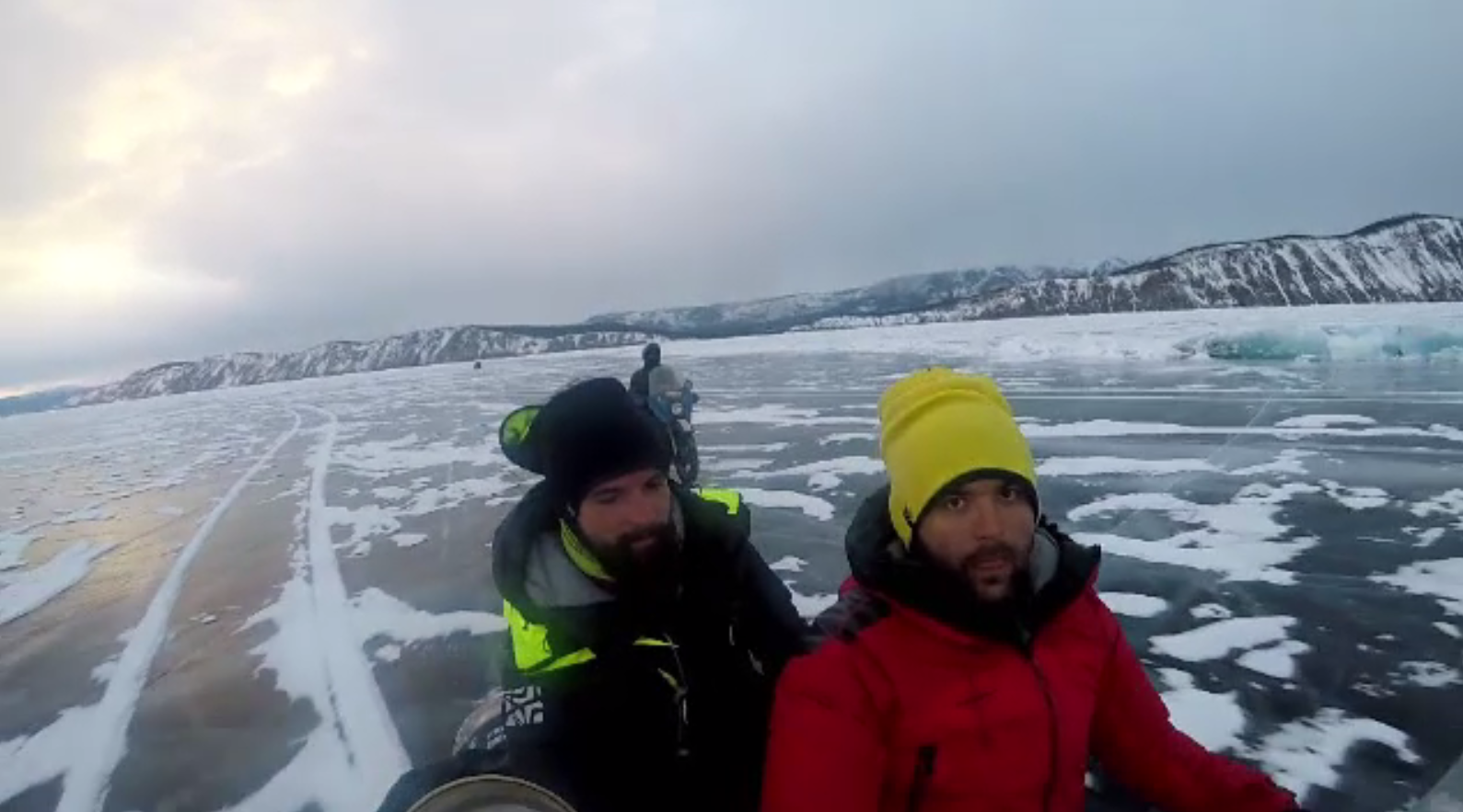 Cursă pe gheață, încheiată cu succes de doi români pe lacul Baikal la -30 de grade