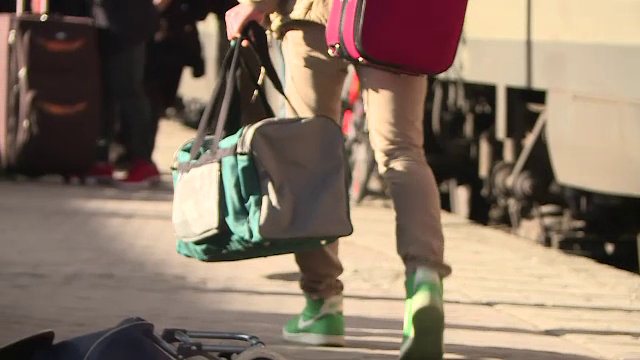 Studenții vor circula gratuit cu trenul, indiferent de vârstă. Legea, promulgată de Iohannis