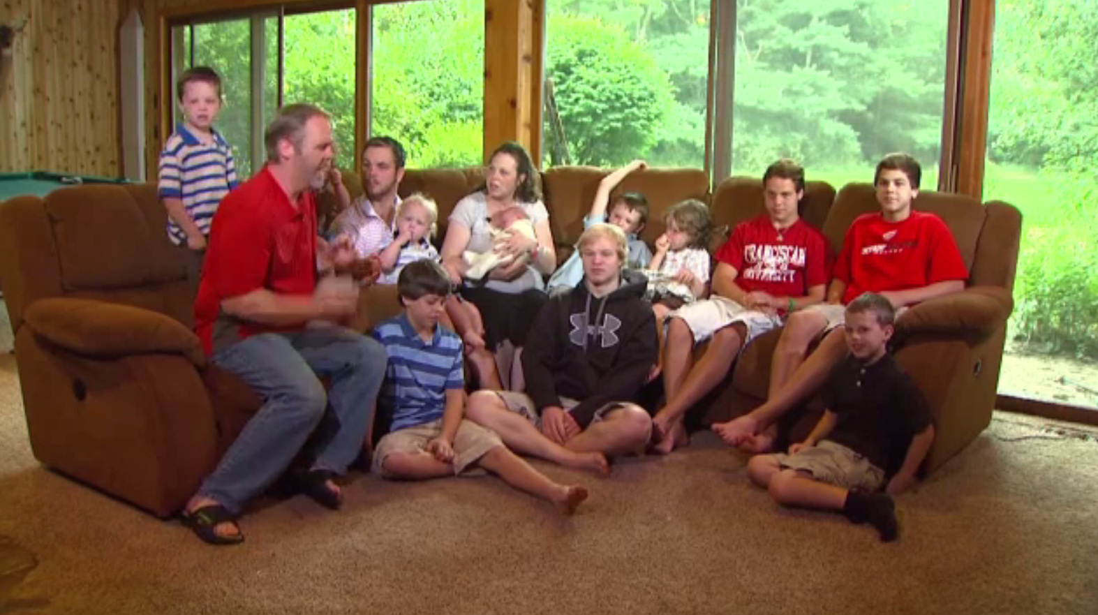 O familie mai mare decât o echipă de fotbal: 14 copii și toți băieți. ”Fără oricare dintre ei ar fi ciudat"