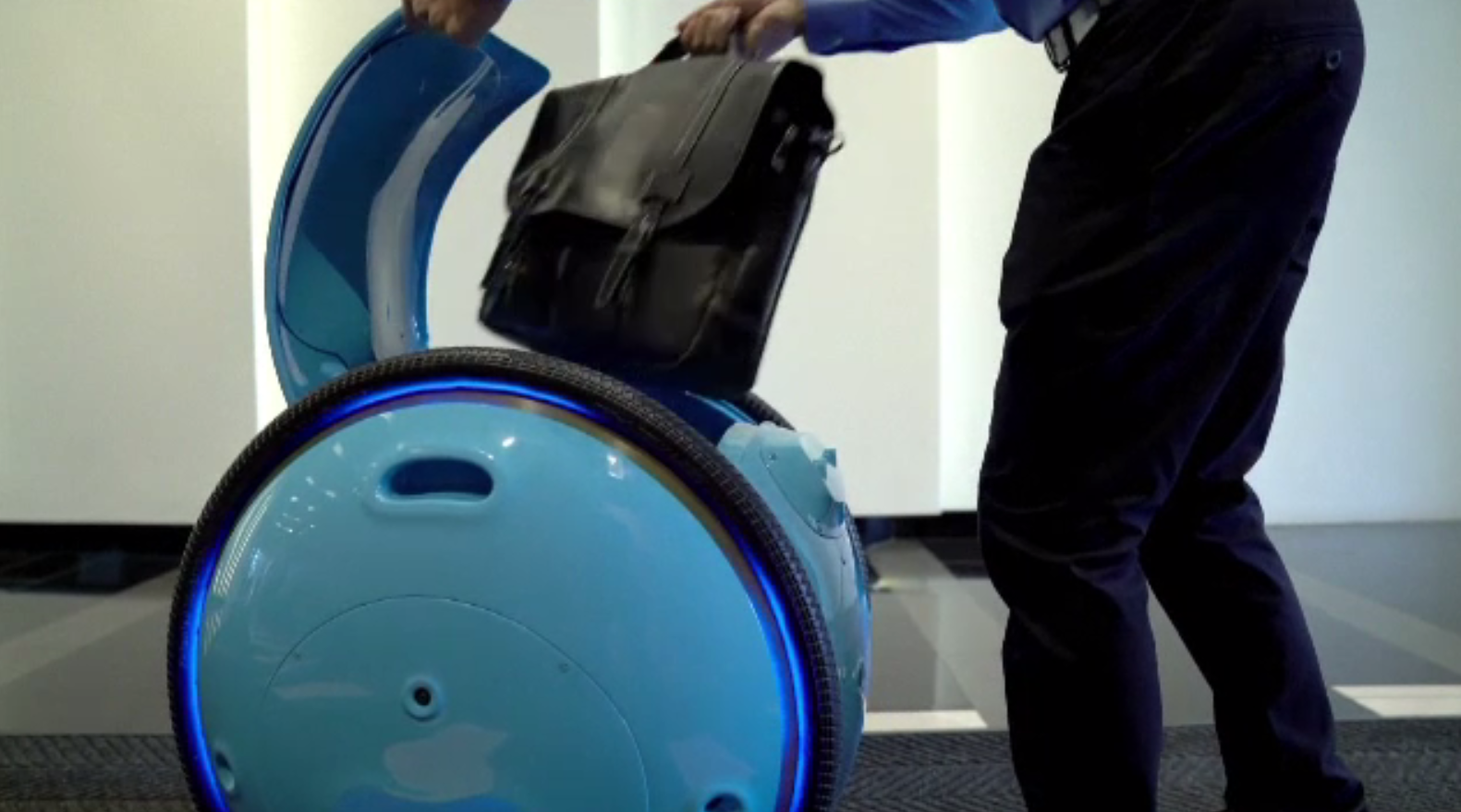 Partenerul perfect pentru cumpărături. Un robot care ne urmează și cară sacoșele