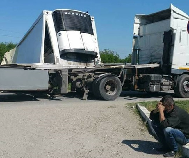 Accident feroviar în Timiş. Un tren cu 400 de persoane a lovit un TIR