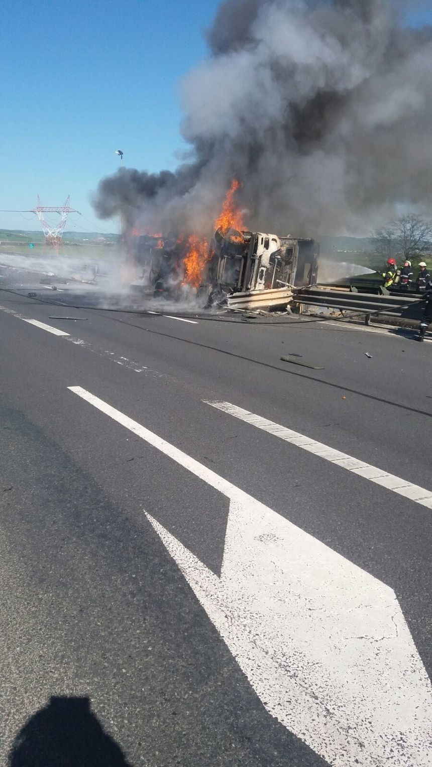 O cisternă plină cu vin s-a răsturnat pe Autostrada Sibiu - Orăştie şi a luat foc. VIDEO