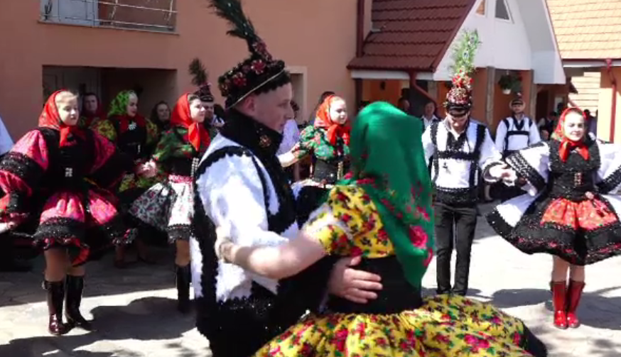 Sezonul nunților de 3 zile în Țara Oașului. Sumele uriașe pe care le cheltuie familiile