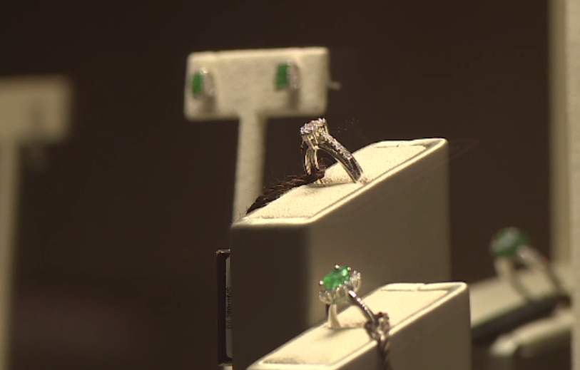 Românii cumpără tot mai multe lingouri și monede de colecție. Tendințele în materie de bijuterii