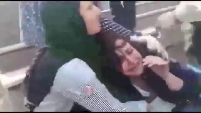 Imagini șocante în Iran. Tânără agresată și umilită de ”poliția moralității”