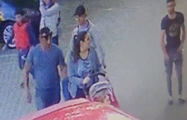 Cum sustrag trei bărbați telefonul unei mame care își plimbă copilul în cărucior, în Cluj