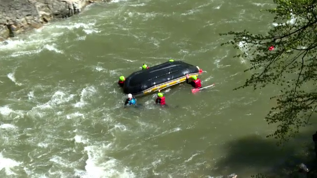 Bărbat mort într-un accident de rafting, pe Jiu. Barca pe care o ghida s-a izbit de stânci