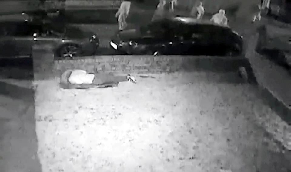 Fetiță de 15 ani bătută cu violență de o gașcă de bărbați. A fost filmată încercând să se ascundă