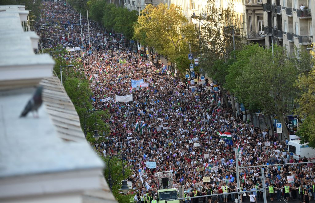 Zeci de mii de persoane la un protest în Budapesta după alegerile câștigate de Orban