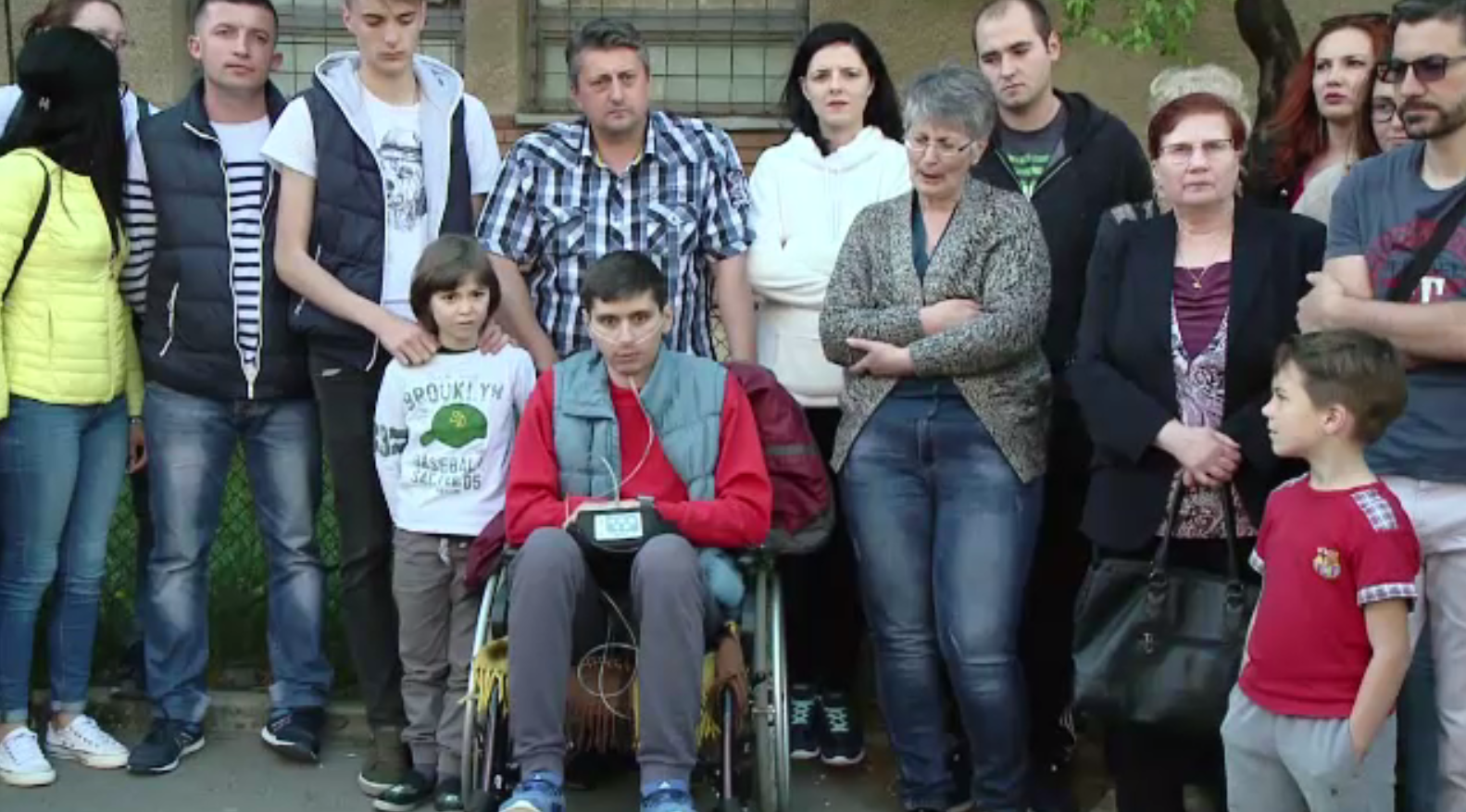 Protest dramatic în Brașov. Un tânăr grav bolnav își cere dreptul la viață