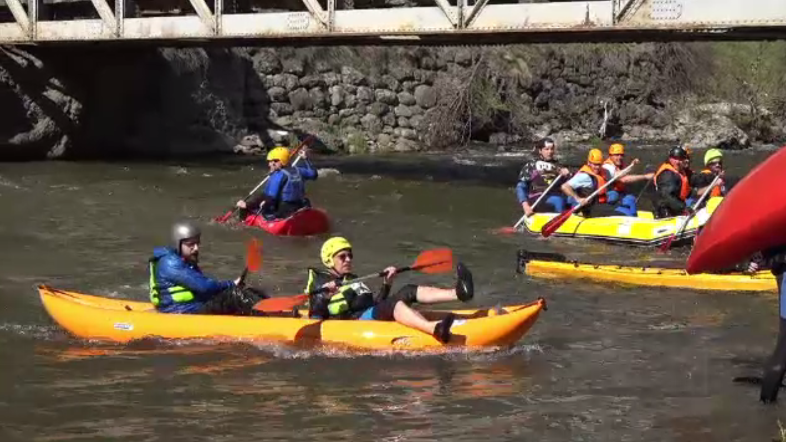 Competiție de kaiac-canoe pe Valea Mureșului. Zeci de oameni au venit să se bucure de natură