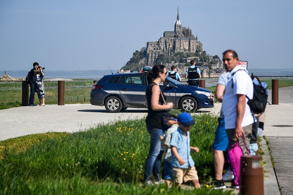 Turiști evacuați de pe insula Mont Saint-Michel, după ce un bărbat a ameninţat poliţia
