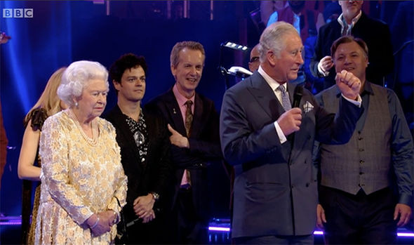 Reacţia Reginei Elisabeta a II-a când Prinţul Charles i se adresează cu „mami“. VIDEO