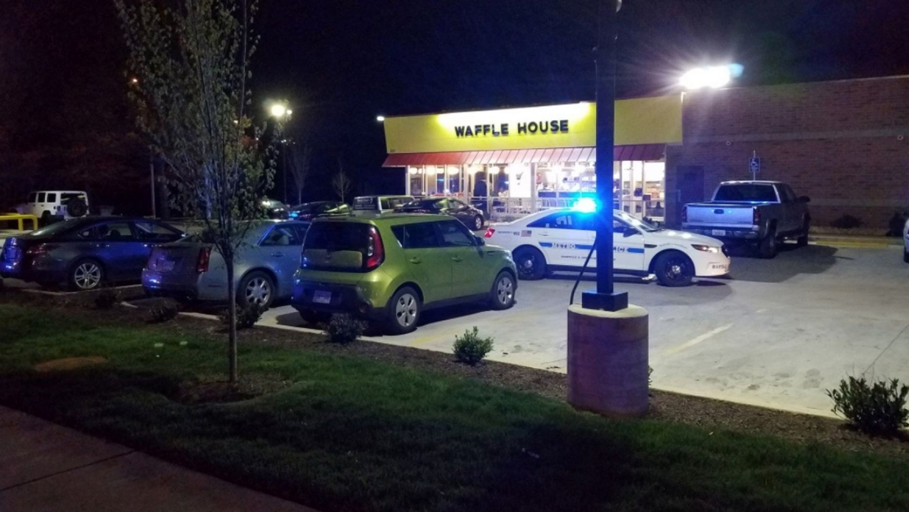 Patru oameni uciși și doi răniți de un bărbat înarmat, complet dezbrăcat, în Tennessee